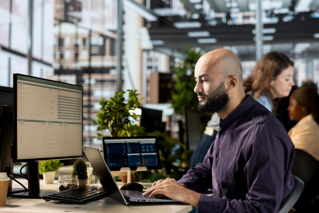 Ciberseguridad en el trabajo híbrido: riesgos y soluciones - Persona trabajando