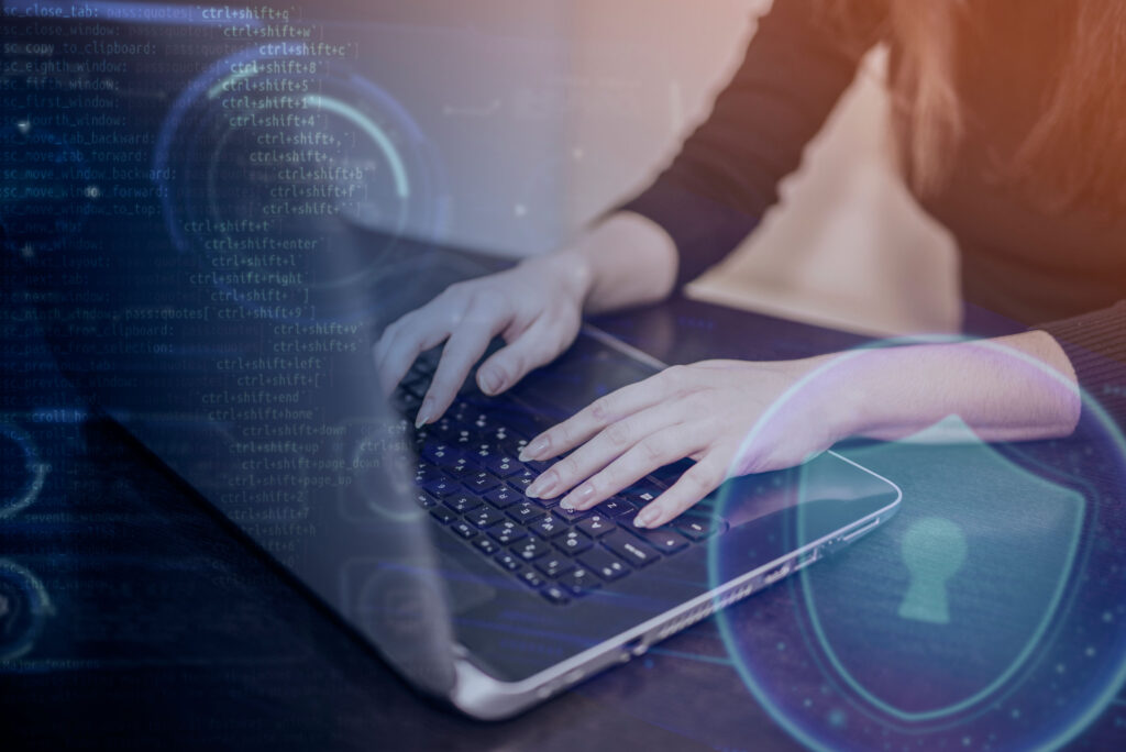 Ciberseguridad en el trabajo híbrido: riesgos y soluciones - Persona trabajando desde casa